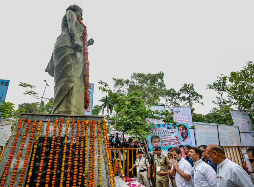 ಇಂದಿರಾ ಗಾಂಧಿ ಪ್ರತಿಮೆಗೆ ಪುಷ್ಪಮಾಲೆ ಹಾಕುವಗ  ಧರಿಸಿದ  ಶೂ ತೆಗೆಯದ ರಾಹುಲ್‌ ಗಾಂಧಿ !