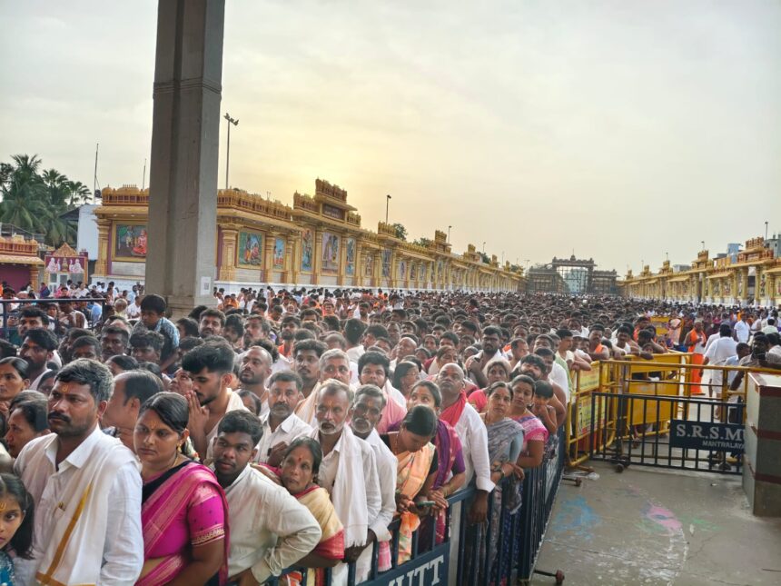ಗುರು ಪೂರ್ಣಿಮೆ ದಿನದಂದು ಮಂತ್ರಾಲಯಕ್ಕೆ ಹರಿದು ಬಂದ ಭಕ್ತ ಸಾಗರ