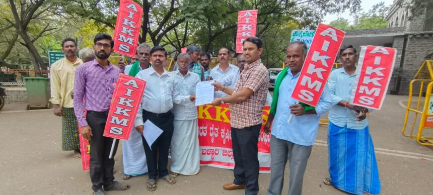 ಮೆಕ್ಕೆಜೋಳ ಖರೀದಿ ಕೇಂದ್ರ ಪ್ರಾರಂಭಿಸಲು ಆಗ್ರಹಿಸಿ ಪ್ರತಿಭಟನೆ